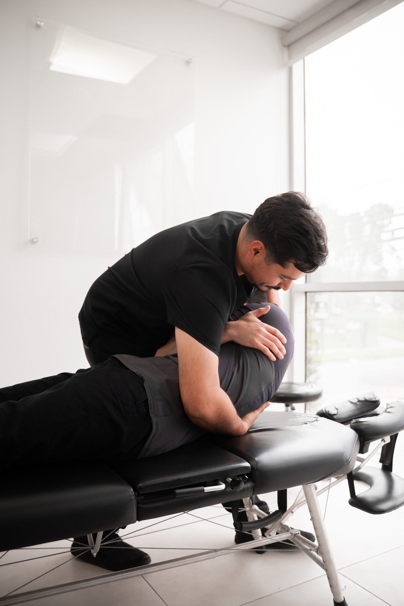 Franco Seura realizando tratamiento manual quiropráctico para columna lumbar en La Serena