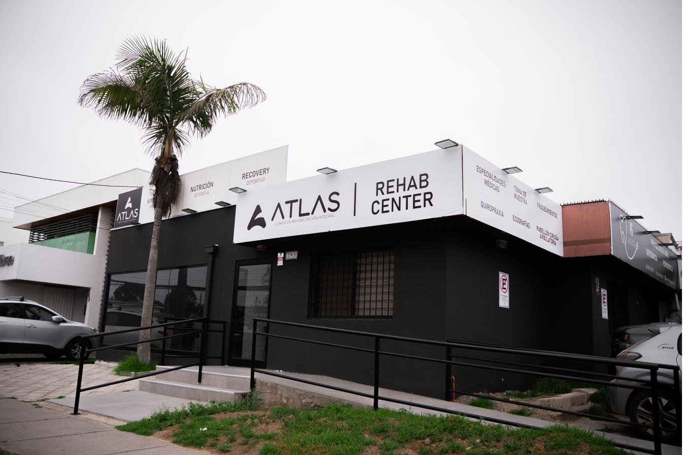 Fachada de Clínica Atlas Rehab Center en La Serena, donde atiende Franco Seura