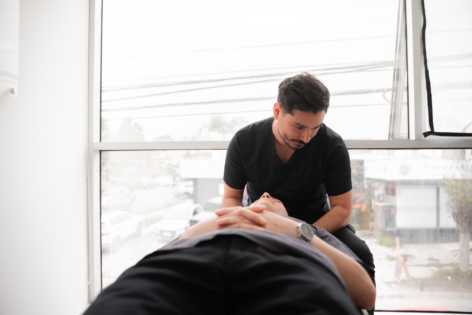 Quiropráctico en La Serena evaluando columna cervical, dolor de cuello y cefalea tensional