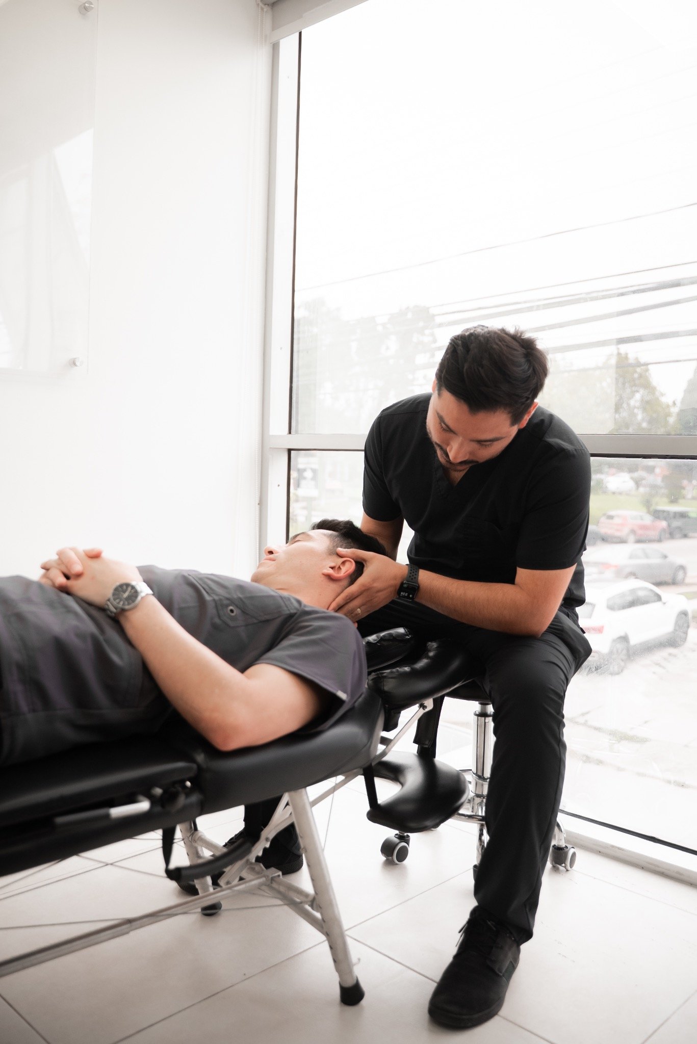 Franco Seura realizando tratamiento cervical quiropráctico para dolor de cuello y cervicalgia en La Serena